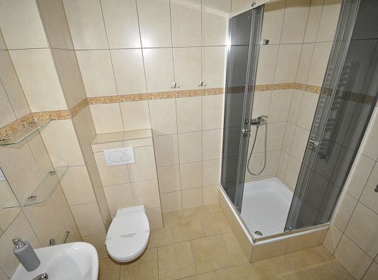 Łazienka pokój czteroosobowy z balkonem  nr 39 Magnat Łeba